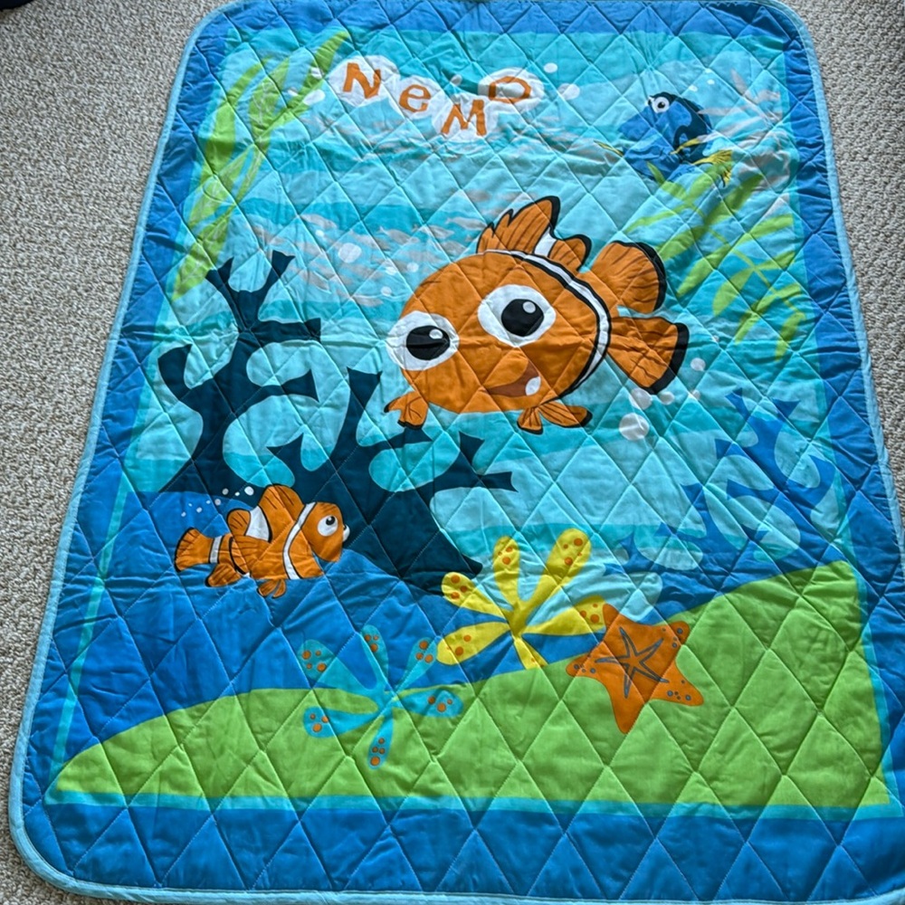 Disney Finding Nemo quilted crib comforter and pillow case